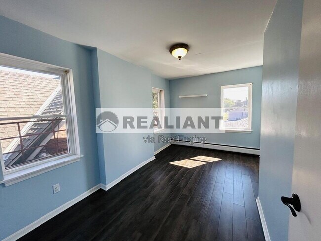 Foto del edificio - 243 W 8th St