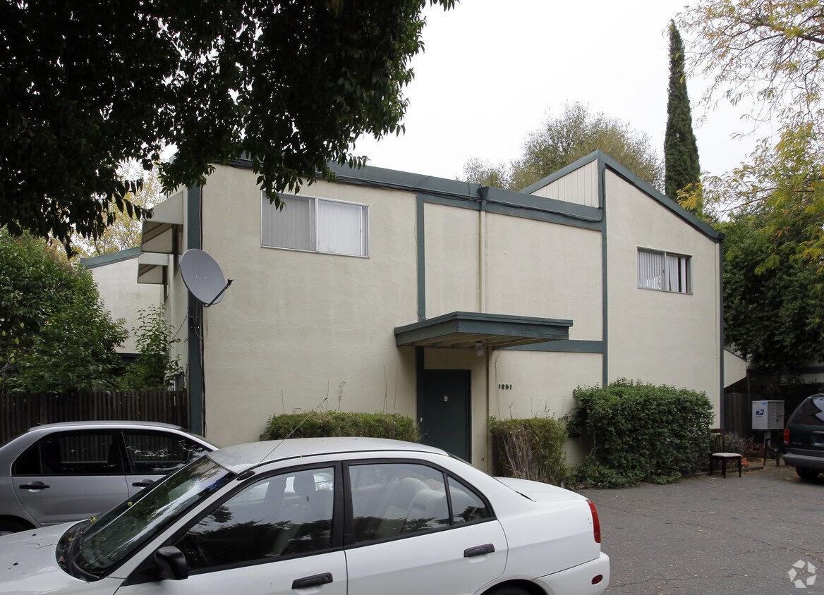 Primary Photo - 1351 Drake Dr