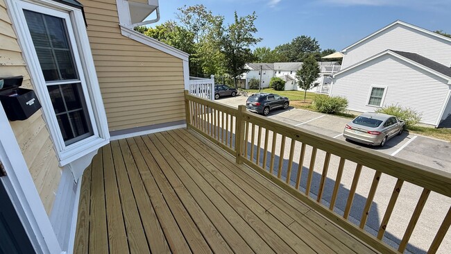 Building Photo - 2 BR with hardwood, private entrance/deck,...