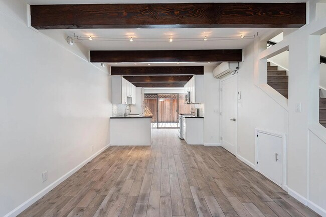 Building Photo - 4040 Grand View Blvd