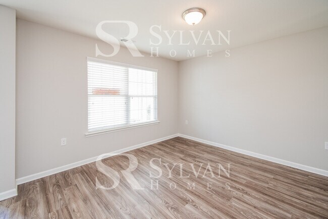 Foto del edificio - A must see 4-bedroom, 2.5 bath home in Oak Pointe.