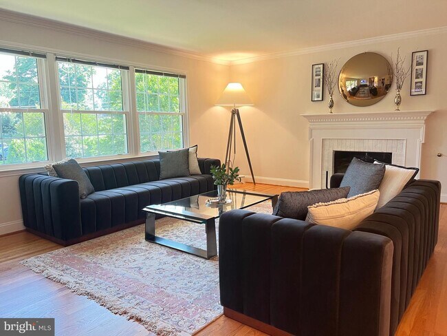 Foto del edificio - 5844 Upton St