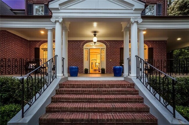 Foto del edificio - 4566 Peachtree Dunwoody Rd