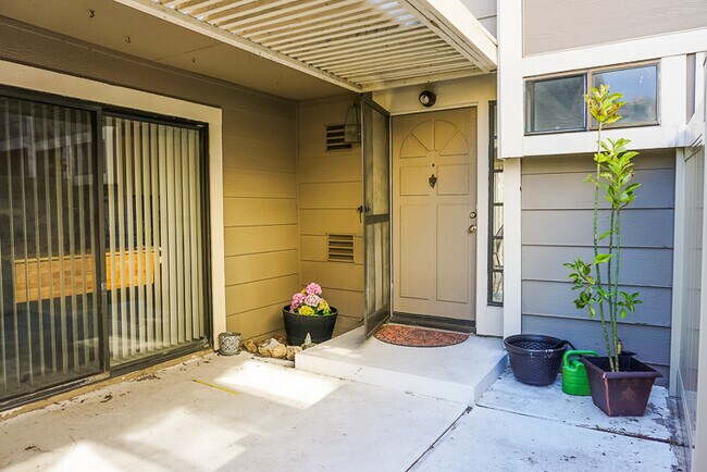 Foto del edificio - Beautiful 3 bed 2.5 bath Townhome in Orange