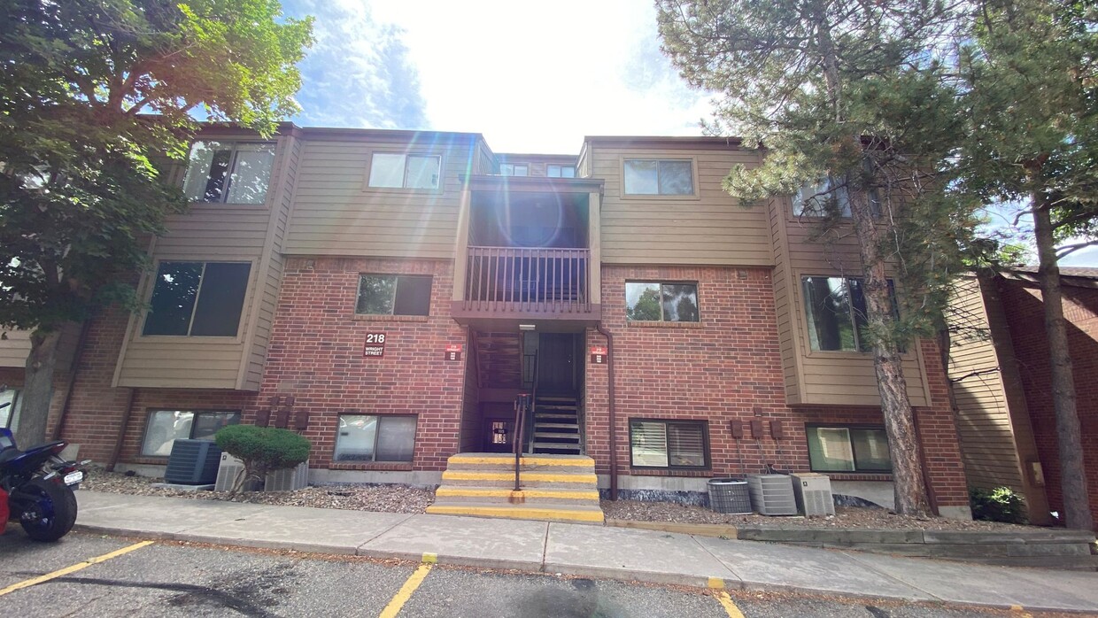 Foto principal - Conveniently Located 2 Bed 1 Bath Condo in...