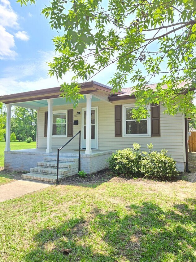 Primary Photo - CAROLINA PLACE - Renovated 2 Bedroom - Gor...