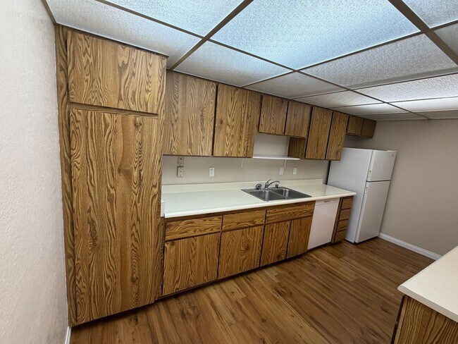 Foto del edificio - Spacious Condominium in Claremont School District! Ready for Immediate Move-in!!