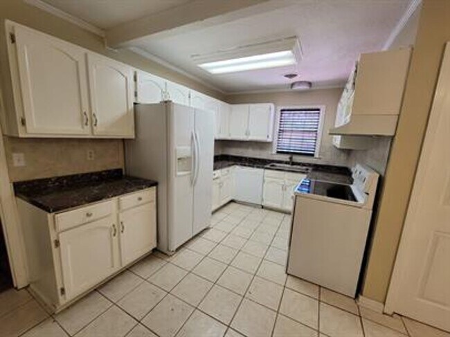Foto del edificio - Located Across from Vaughn Road Elementary...