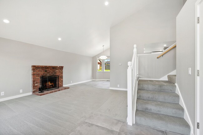 Building Photo - Inviting Everett Home Featuring 3 Bedrooms, Fireplace, and Fully Fenced Backyard