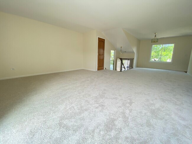 huge living room - 922 Brunswick Cir