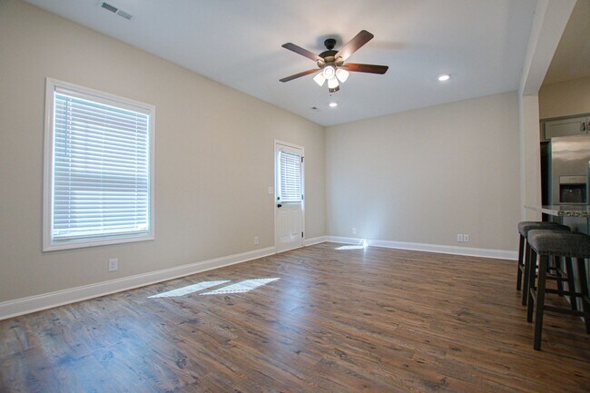 Foto del edificio - Pet Friendly Two Bedroom!
