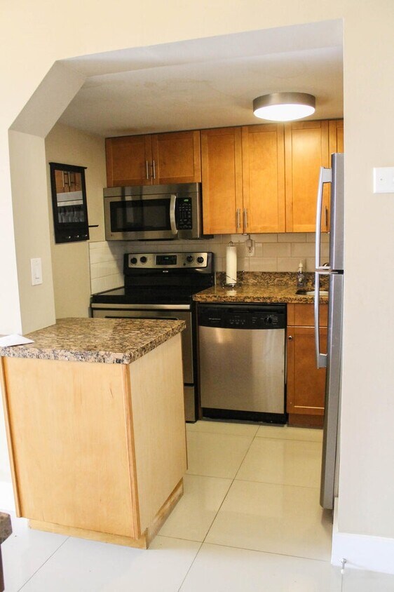 Foto principal - 1830 Embassy Dr