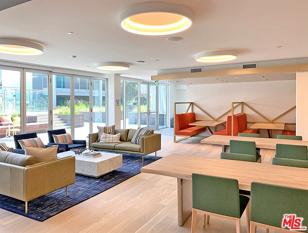 Foto del edificio - 7077 Willoughby Ave