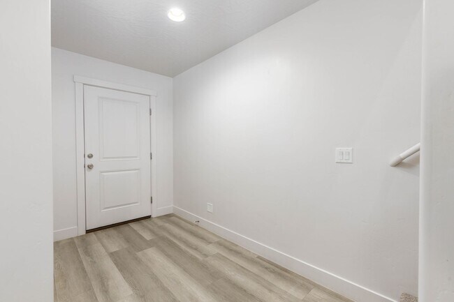 Foto del edificio - 3 bed / 2.5 bath / 2-car with washer/dryer/fridge 2019 built END UNIT!