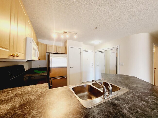 Photo du bâtiment - 4312 139 Ave NW