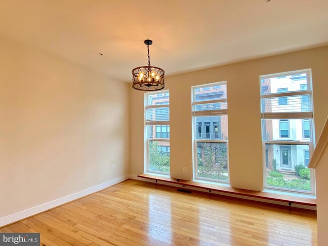 Building Photo - 924 King Farm Blvd