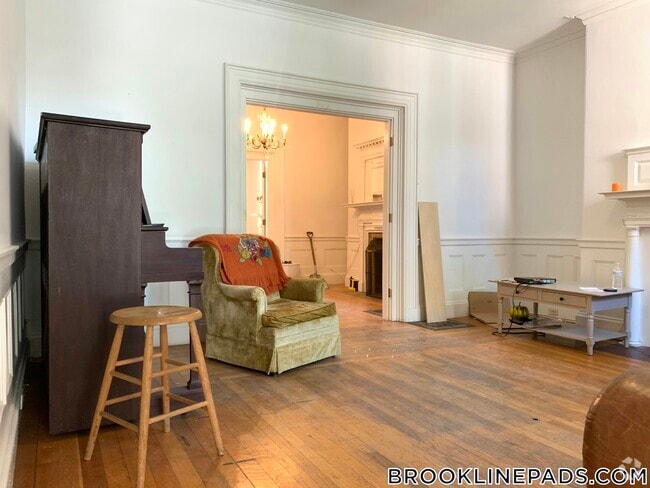 Building Photo - 1726 Beacon St