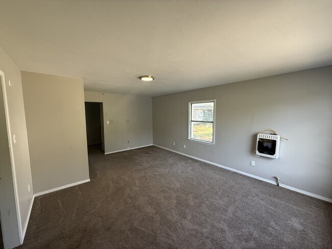 Building Photo - 1009 E Gardena St