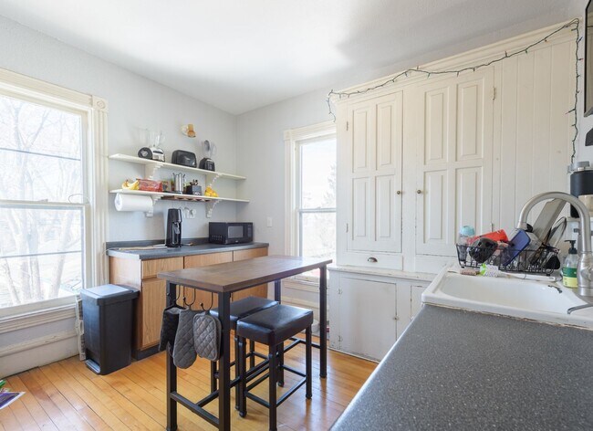 Foto del edificio - For Lease! Spacious 2 BD Home, Top 2 floor...