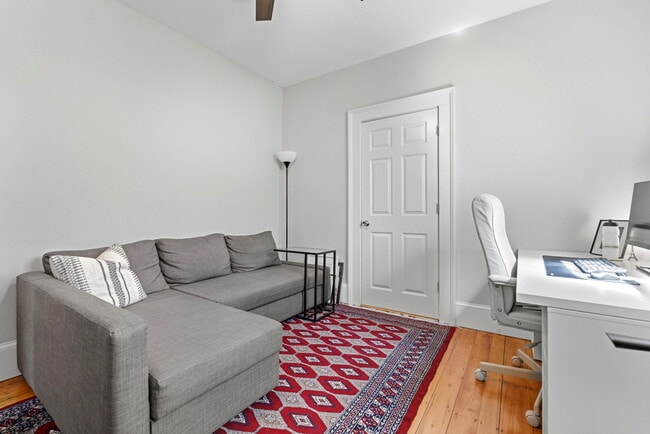 Building Photo - 722 E 2nd St