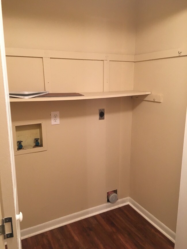 Building Photo - 1112 Bradford Cir
