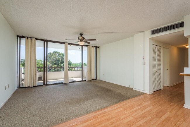 Foto del edificio - Harbor Oaks Place