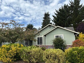 Building Photo - 1371 Fernwood Dr