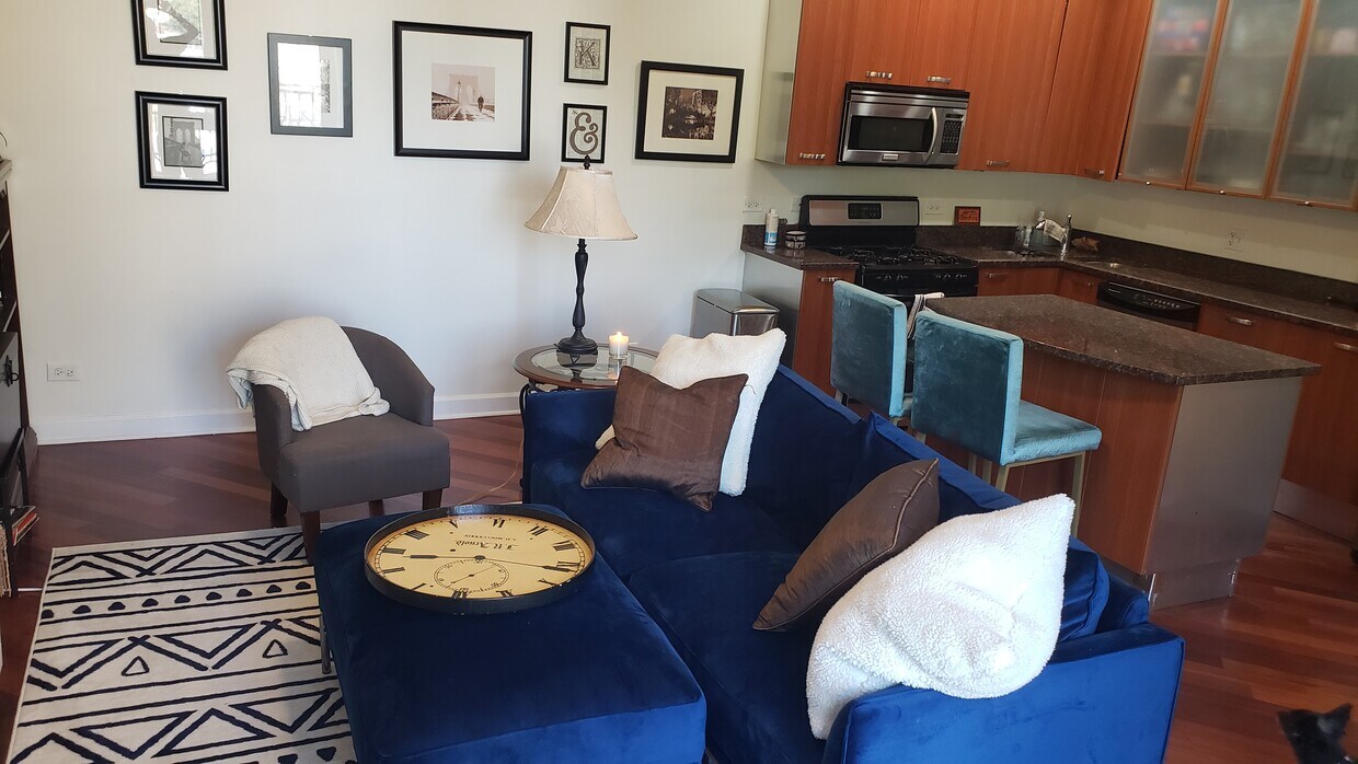 Living Area - 1529 W Hollywood Ave