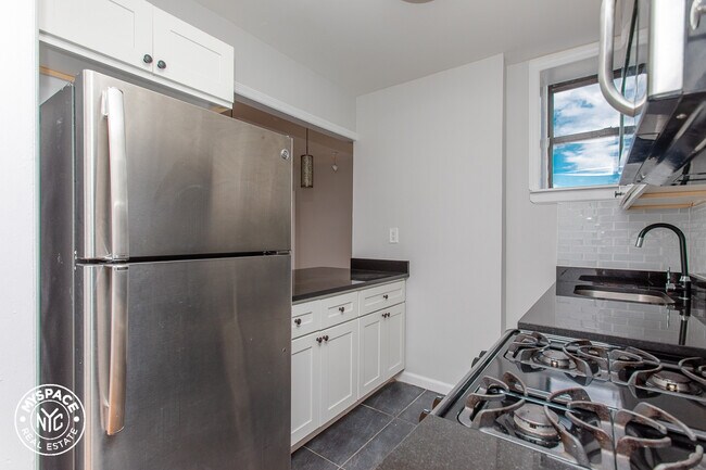 Foto del edificio - 1186 Putnam Ave