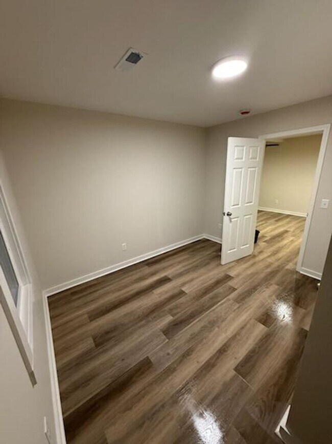 Building Photo - Completely remodeled 3 br 1 bath located in Evergreen NC east commute to Lumberton, Whiteville, E...