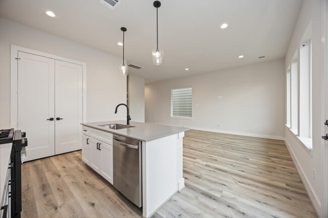 Building Photo - 6107 Campos Dr