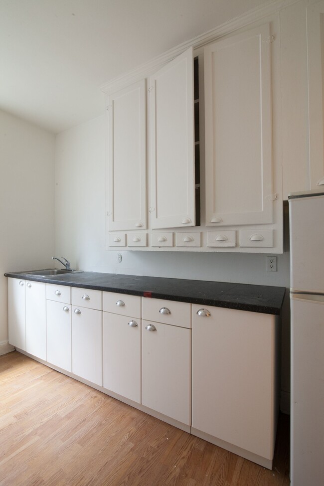 Building Photo - 2100 Rue du Fort