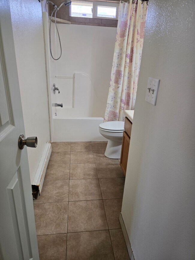 Foto del edificio - Nestled 3 bedroom, 2 bathroom on Orchard Mesa