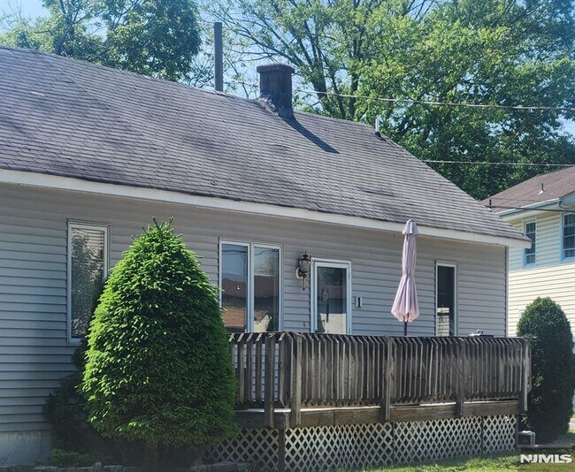 Building Photo - 1 Cedar Ln