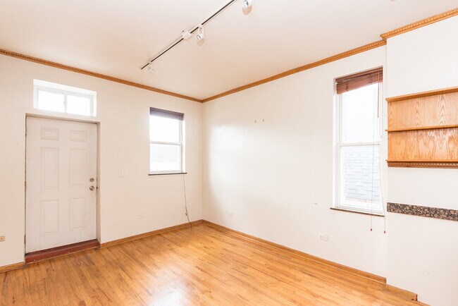 Foto del edificio - 1655 W Division St