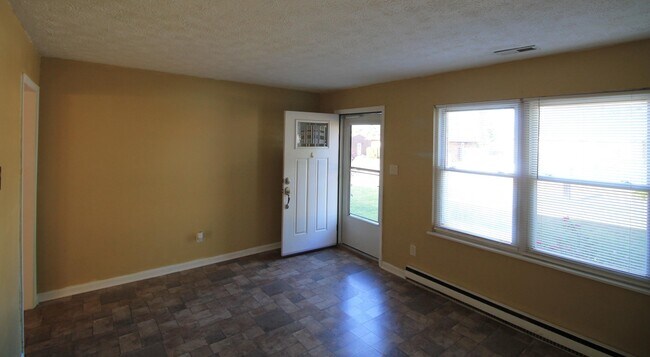 Building Photo - 116 Queensway Dr