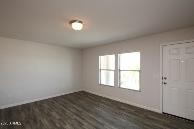 Building Photo - 261 S Seneca Dr