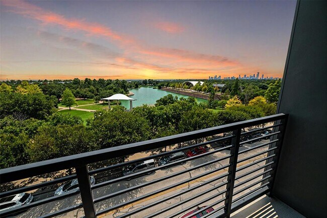 Foto del edificio - 1701 Simond Ave Ave