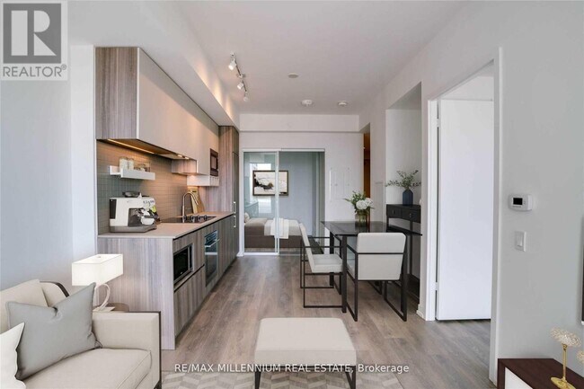 Photo du bâtiment - 898 Portage Pkwy