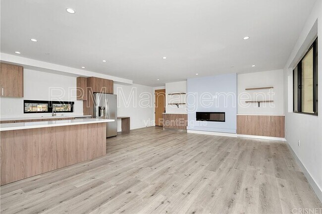 Building Photo - 5923 Laurel Canyon Blvd