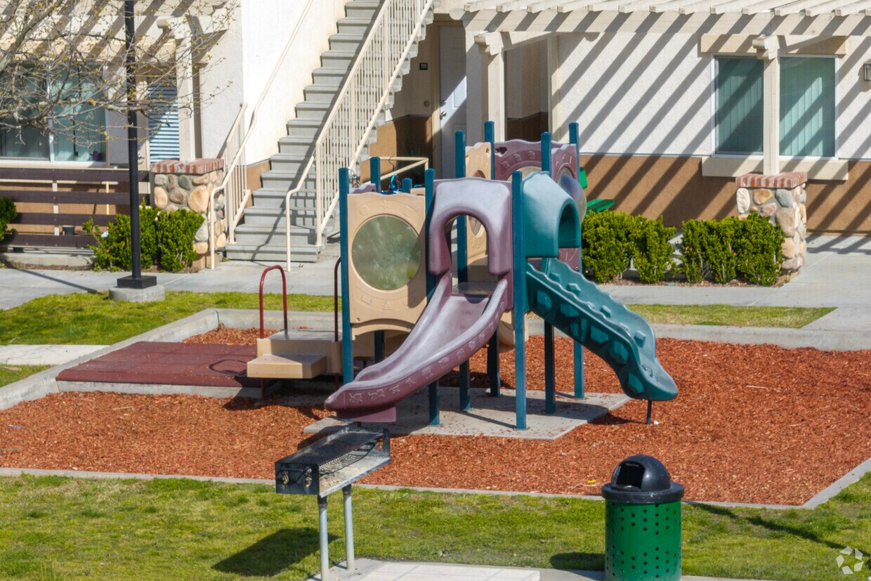 Building Photo - Madera Family Apartments II