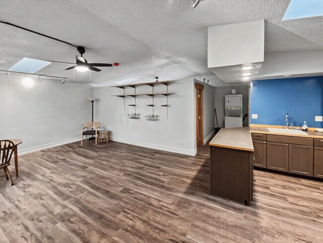 Foto del edificio - 9330 Emerald Dr