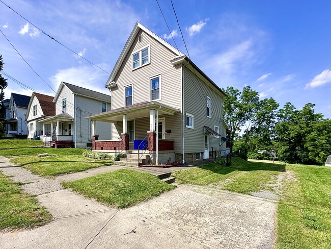 Building Photo - 1819 E Washington St