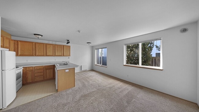 Building Photo - 2 Bed 1.5 Bath - No Pets Allowed - NAS Whidbey