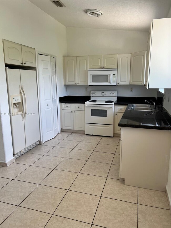 Foto del edificio - 7291 NW 174th Terrace