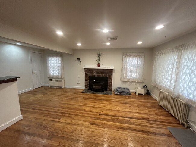 Foto del edificio - 44 Carroll Ave