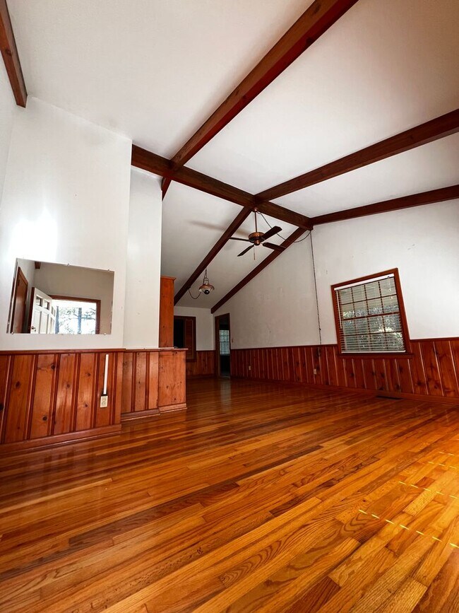 Building Photo - Beautiful 3 BR 2 BA Single-Family Home Wit...