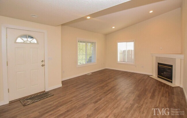 Foto del edificio - 3 Bedroom Ranch w/ Vaulted ceilings and co...