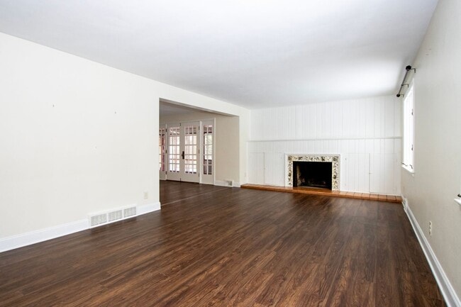 Building Photo - Two bedroom single-family home