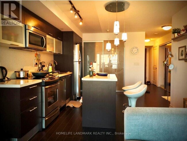 Building Photo - 386 Yonge St